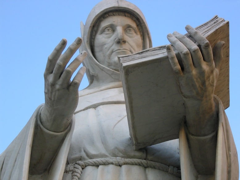 Estátua de Luca Paciolo em Sansepolcro, Itália